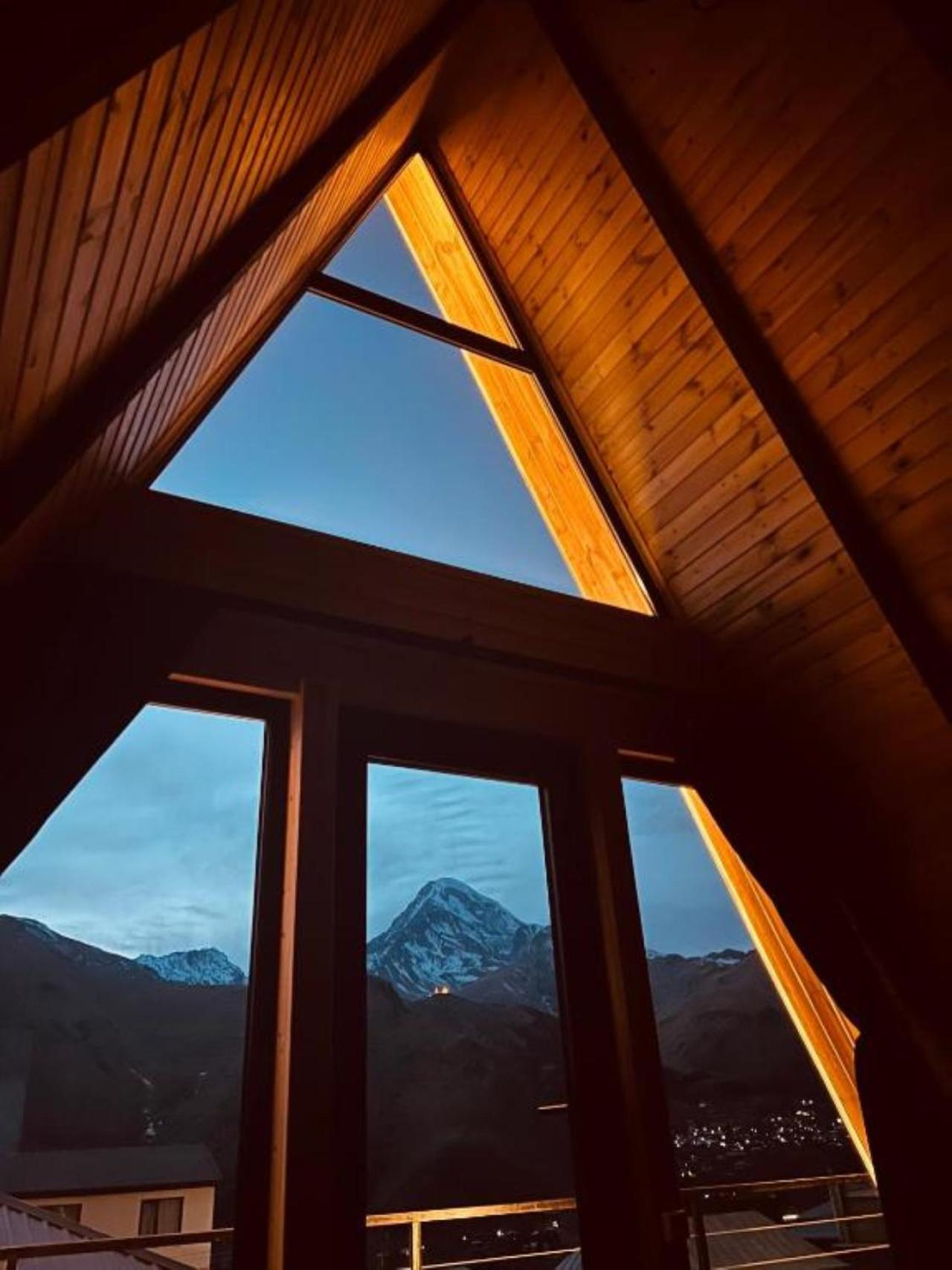 Готель Pyramid Kazbegi Екстер'єр фото